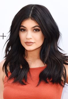 Kylie Jenner's voluminous waves, lush lashes, and neutral lips Dark Hairstyles, Style Kylie Jenner, Middle Length Hair, Stile Kylie Jenner, Jenner Hair, Kylie Jenner Hair, Jenner Girls, Kylie Jenner Instagram, Kyle Jenner