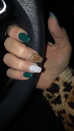 Green White Christmas Nails, Green White Nails Art Designs, Xmas Nails Green And Gold, Graduation Nails Green And Gold, Emerald And Gold Nails Short, Simple Acrylic Nails Christmas, Nails For An Emerald Green Dress, Emerald Green Gel Nails Short, Emerald Green White And Gold Nails