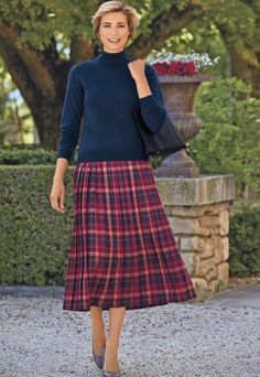 Coat Outfit Casual, Scottish Women, Modest Women, Rock Outfit, Lady Style, Work Clothing, Coat Outfit, Skirt Pleated, Pleated Skirts