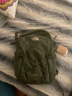 Sage Green North Face Backpack, The North Face Bag Backpacks, Gym Backpack Aesthetic, Green Backpack Aesthetic, Northface Backpacks Aesthetic, North Face Backpack Aesthetic, Rucksack Aesthetic, Sage Green Backpack, Uni Backpack