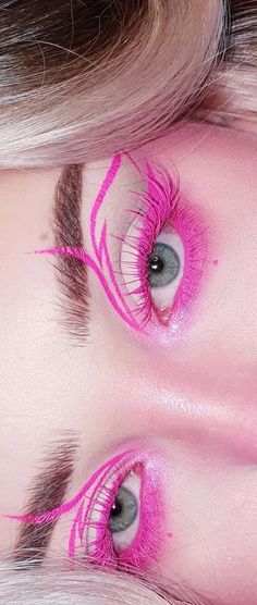 Colour Eyeliner Makeup, Hot Pink Graphic Liner, Rave Eyeliner Looks, Crazy Eye Makeup Looks, Color Liner Makeup, Pop Of Color Makeup Looks, Colored Mascara Looks, Creative Makeup Ideas Art Inspiration, Valentines Eyeliner