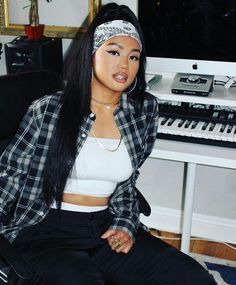 Cymphonique Miller, Throwback Thursday Outfits, 90s Hip Hop Outfits, Chica Hip Hop, Jackets Y2k, Look Hip Hop, Estilo Chola, Hoodies Y2k, Throwback Outfits