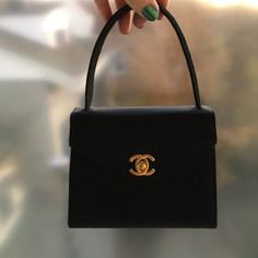 Chanel vintage mini flap. A perfect bag for any outfit. Handbags Wallpaper, Handbag Illustration, Handbags Chanel, Outfit Street, Luxury Purses, Hair And Beauty, Fancy Bags