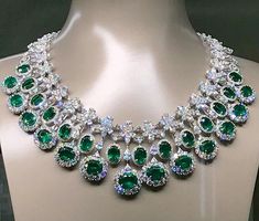 A girl can dream, can’t she? Pure emerald/diamond exquisiteness from @butanijewellery 💎💚💎 Green Diamond Necklace, Emerald Diamond Necklace, Diamond Circle Pendant, Diamond Heart Pendant Necklace, Jewellery Diamond, Cleaning Silver Jewelry, Bridal Diamond Jewellery, Witch Fashion