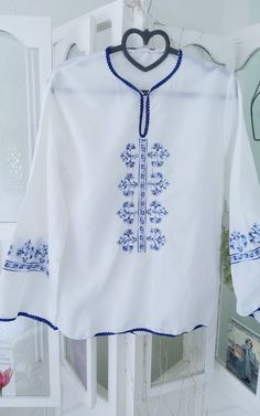 Vintage: very old blouse from Greece.... embroidered Nostalgic blouse, farmers BLOUSE with embroidery on the neckline and sleeves long sleeve Embroidered in blue tones typical embroidery from Greece Machine embroidered Fantastically beautiful in a straight shape At the neckline there is an eyelet for closure The ends are decorated with dark blue border Light cotton For size S/meter (see measurements below) In white Dimensions: total length 62 cm, from armpit to armpit 44 cm, Sleeve length 41 cm Spring Motif Long Sleeve Blouse, Spring Long Sleeve Blouse With Motif, Long Sleeve Blouse With Motif For Summer, Folk Style Embroidered Long Sleeve Peasant Top, Embroidered Long Sleeve Folk Peasant Top, Folk Style Long Sleeve Tops With Motif, Spring Embroidered Long Sleeve Top With Motif, Bohemian Long Sleeve Blouse With Motif, Long Sleeve Embroidered Top With Motif For Spring