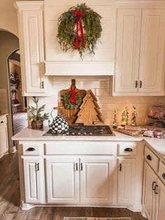 Christmas Coffee Table Decor, Make Your Home Cozy, Desserts Christmas, Cozy Christmas Decor, Home Cozy, Christmas Decor Inspiration, Christmas Kitchen Decor, Christmas Decorations For The Home, Indoor Christmas Decorations