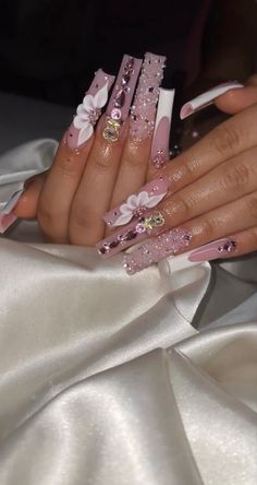 Xv Nails, Nails Art Simple, Nail Art 2022, Design Nails Art, Pink Bling Nails, Nail Art Aesthetic, Nail Art Trendy, Nail Art 2023, Nail Art For Short Nails