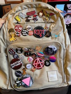 Cool Pins For Backpacks Diy, Sewing On Backpack, How To Make A Pin For Your Backpack, Badges On Backpacks, Decorated Backpack Diy, Bookbag Pins Aesthetic, Pins On Backpack Aesthetic Grunge, Alt Backpack For School