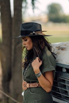 The stylish wide brim Atacama brings a modern appeal to a classic style. The oversized feathers on the hat are just one of its unique features. 4" Flat Brim and 5" Teardrop Crown All Natural Shantung Straw Firm Finish Made in the USA Brim Hat Outfit, Charlie 1 Horse Hat, Classy Hats, Country Hats, Western Photography, Black Cowgirl, Flat Brim Hat, Rancher Hat, Green Flats