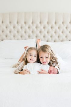 Newborn Photos With Siblings Outfits, Family Of 5 Photo Ideas With Newborn, Maternity Photography Ideas With Siblings, Newborn Family Of 5 Photography, Newborn Photography 3 Siblings, Newborn And 2 Sibling Photo Ideas, Sibling Bed Photoshoot, Newborn With 2 Siblings Photography, Newborn Photo Shoot With Siblings