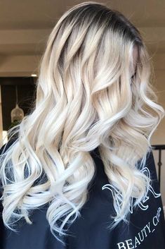 Platinum Blonde With Black Roots, Hair Highlights Platinum, Blonde Hair With Black Roots, Golden Lowlights, Messy Long Bob, Highlights Platinum, Scandinavian Blonde, Hear Cut, Blonde Hair Highlights