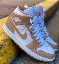 Shoes For Men Sneakers, Women Nike Shoes, Jordan Low, Trendy Shoes Sneakers, Nike Fashion Shoes, Preppy Shoes, All Nike Shoes, Shoes Outfit Fashion, Cute Nike Shoes