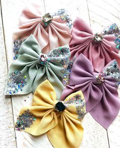 Sparkle and shine with the cutest syle hair bows and accessories. They make the perfect holiday gift, party favor, birthday outfit, and team bow.  This beautiful glitter and Stone hairbow is sized great for all ages, is lightweight, and is available as an alligator clip.  Made from the highest quality glitter, glass stones and material , you will fall in love!  Order your favorite glitter bow and start building your glitter bow collection with us today! ✨ WHY SHOP WITH Resin and Shine ✨  -Perfect for birthday parties, holiday gifts, everyday dressup, vacations, dance and cheer team uniforms, party favors and milestone photo shoots.  -100% Handmade  -Great weight and size for all ages and hair styles. Diy Leather Bows, Bling Hair, Velvet Hair Bow, Bow Party, Bow Fashion, Fancy Bows, Glitter Hair Bows, Cheer Team, Rhinestone Hair