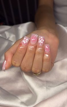 S Medium Acrylic Nails, Cute Short Nail Sets Summer, Short Nail Designs Flowers, Flower Nail Designs Short Nails, Short Nails Ideas Acrylic, Unique Acrylic Nails Short, Short Nails Ideas Pink, Flower Design On Nails, Short Nails With Flowers