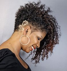 Asymmetrical Curly Bixie with Shaved Design Natural Haircuts, Short Textured Hair, Short Natural Haircuts, Cabello Afro Natural, Shaved Side Hairstyles