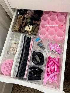 Aesthetic Things To Have In Your Room, Organization Hair Accessories, Vanity Desk Organization, Hair Tools Organization, My Wishlist Ideas, Bedroom Supplies, Makeup Storage Ideas, Organized Room, Outfits Latina