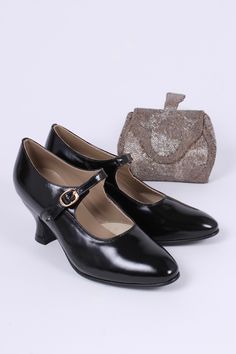 Early 1920s inspired pumps. The shoes are made of leather with a smooth surface. The shoe has a classical 1920s pompadour heel with a design that is 100 % true to the 1920s. The ankle strap is closed by a buckle fastened on an elastic, which makes the strap flexible and adjustable. The shoe has a typical 20s pointed toe. It is spacious and with a modern fit. The slightly strong shape of the heel provides good comfort and stability. The sole is made of leather, making the shoe flexible and breath 1930s Shoes, 1950s Shoes, 1920s Shoes, 1940s Shoes, Vintage Style Shoes, Vintage Pumps, Leather Making, Winter Fashion Boots, Low Heel Shoes