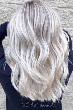 Summer hair colour trends to know for 2019, from blonde to brunette, rose gold, pink and even dark, black hair colours. Platinový Blond, Ash Blonde Hair Colour, Icy Blonde Hair, Colour Hair, Colour Trends, Icy Blonde, Blonde Hair Shades