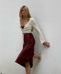 Neue Outfits, Looks Street Style, Trik Fotografi, Mode Inspo, Satin Skirt, 가을 패션, Mode Vintage, Looks Style, Mode Inspiration