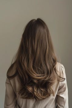 Hair Color Old Money, Brunette With Long Layers, Chic Brown Outfit, Mossy Brown Hair, Earthy Blonde Hair, Scandinavian Brown Hair, Rachel Zane Hair, Hair Astethic, Old Money Brown Hair