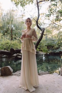 İpek arka bahçe gelinliği – Bojhenа : Fotoğraf 1: Anna Skoblikova Feminine Wedding Maxi Dress With Lace Sleeves, Beige Wedding Gown With Ruffles, Flowy Lace Top Wedding Dress, Flowy Lace Top Dress For Wedding, Beige Ruffled Wedding Gown, Wedding Gown With Lace Trim, Wedding Gown With Lace Trim Maxi Length, Silk Chiffon Maxi Dress With Ruffles For Wedding, Silk Chiffon Ruffled Maxi Dress For Wedding