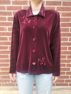 Gorgeous velvet top that reminds me of Dior and 1920s styles, like Miss Fisher! Large. Pit to pit: 22 in. Waist:42 in. Length:24 in. Burgundy Wine, Velvet Tops, 1920s Fashion, Blouse Vintage, Womens Clothing Tops, Blouses For Women, Dior, Velvet, Tops & Tees