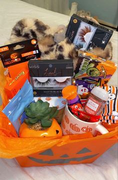 Spooky Basket ideas for girlfriend/friend/cousin Boo Basket Ideas For Girlfriend, Spooky Basket Ideas, Halloween Treat Baskets, Diy Halloween Gifts, Spooky Basket, Spooky Halloween Gifts, Fall Gift Baskets, Halloween Themed Gifts, Halloween Gift Baskets