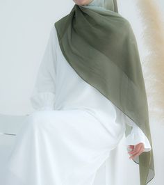 Crafted from premium quality chiffon, this hijab exudes both luxury and modesty. The delicate fabric has a silky smooth texture and is lightweight, effortlessly falling into an elegant floral pattern.