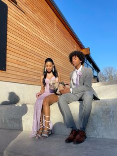 Black Prom Looks Couples, Purple Prom Looks Couple, Purple And Grey Prom Couple, Prom Dresses Matching Date, Homecoming With Boyfriend, Bwwm Prom, Prom Tuxedo Ideas Couple, Prom Colors For Couples Black, Dark Purple Prom Couple