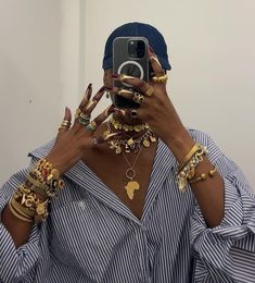 Chunky Gold Charm Bracelet, Chunky Gold Jewelry Outfit, Chunky Jewelry Aesthetic Outfit, Gold Jewelry Stack Necklace, Gold Jewelry Maximalist, Maximalist Jewelry Outfit, Maximalist Jewelry Gold, Cool Jewelry Aesthetic