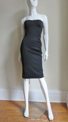 For Sale on 1stDibs - A fabulous black silk jersey strapless dress from Gianni Versace Couture. It is fitted with flattering seaming and the center back has functional on the Elegant Strapless Dress With Boning For Cocktail, Elegant Strapless Cocktail Dress With Boning, Formal Sleeveless Corset Dress With Boning, Formal Fitted Corset Dress With Boning, Sleeveless Boned Corset Dress For Formal Occasions, Luxury Fitted Dress With Spaghetti Straps, Luxury Strapless Corset Dress, Sleeveless Corset Dress With Boning For Formal Occasions, Luxury Fitted Strapless Evening Dress