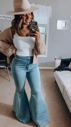 Flare Jeans And Hat Outfit, Outfits With Brim Hats, How To Wear Cropped Cardigan, Southern Hippie Aesthetic, Outfit With Bell Bottom Jeans, Country Look For Women, What To Wear With Bell Bottom Jeans, Cute Outfits With Bell Bottom Jeans, Western Flare Jeans Outfit