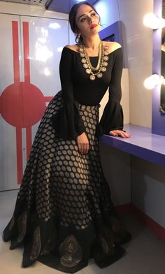 Heavy Skirt And Top, Black Top And Skirt Outfit Indian, Lengha With Long Top, Skirt Lehnga Designs, Plain Lehnga Outfit, Indowestern Skirt And Tops, Black Skirt Top Indian Outfit, Straight Lehenga Skirt, Top And Skirt Outfit Wedding