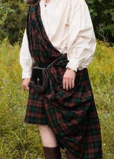 Men's Scottish Handmade Great Kilt 16th Century Highland Vintage Kilt Tartan Great Kilt Available in 45+ Tartans Pleating instructions are included with each great kilt. Traditionally these Scottish kilts are pleated each time you wear them. Size Chart: 4 yard, (fits up to a 34inch waist) 5 yard, (fits up to a 44inch waist) 6 yard, (fits up to a 50inch waist) 7 yard, (fits up to a 55inch waist) 8 yard, (fits up to a 58inch waist) 9 yard, (fits up to a 60inch waist) 10 yard, (fits up to a 62inch Irish Kilt, Great Kilt, Kilt Skirt, Scottish Kilts, Tartan Kilt, Men In Kilts, Tartan Fabric, Scottish Tartans, Kilt