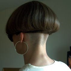 Mushroom Bob, Shaved Bob, Sleek Bob Hairstyles, Mushroom Hair, Hair Cuts For Women, Shaved Nape, Very Short Haircuts, Chili Bowl