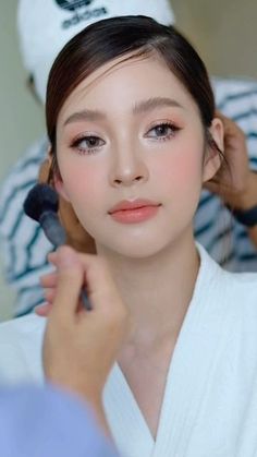 Coral Makeup Looks Natural, Korean Bride Makeup, Sweet Makeup Look, Korean Bridal Makeup, Clean Hairstyles, Bride Makeup Asian, Korean Wedding Makeup, Thai Makeup