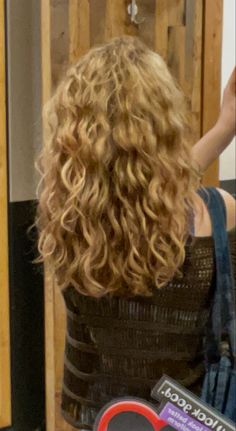 Young Donna Hair, 90s Wavy Hair, Blonde Curly Hair Aesthetic, Dirty Blonde Wavy Hair, Curly Dirty Blonde Hair, Golden Blonde Curly Hair, Medium Length Curly Hair With Layers, Short Blonde Wavy Hair, Voluminous Wavy Hair