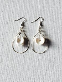 Hawaii Puka Shell Silver Hoop Earrings Shell Earrings Diy, Seashell Jewelry Diy, Hoop Earrings Diy, Wire Hoop Earrings, Hawaii Jewelry, Sea Jewelry, Seashell Earrings, Seashell Jewelry, Puka Shell