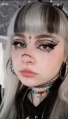 Cute Edgy Makeup, Witchy Eyeliner, Alt Graphic Liner, Goth Makeup Eyeliner, Cool Eyeliner Designs, Makeup Hippie, Makeup Redhead, Hippie Makeup, Goth Eye Makeup