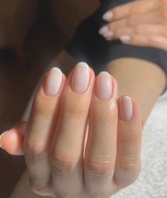 Sns Nails Wedding, Natural Dip Powder Nails Short, Neutral Bridesmaid Nails, Crème Nails, Dip On Natural Nails, Oval Nails Gel, Round Gel Nails, Natural Short Almond Nails, Rounded Square Nails