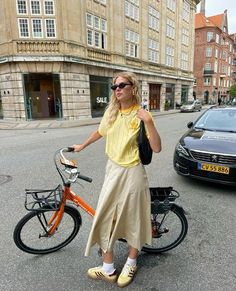 Yellow Samba, Yellow Bag Outfit, Yellow Shoes Outfit, Linda Sza, Samba Black, Style Outfits Summer, Fashion Inspo Summer, Summer Style Women, Maroon Outfit