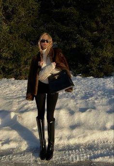 #outfits #ootd #ideas #inspiration #style #streetstyle #fall #luxury #black #winter Snow Dinner Outfit, Snow Ootd, Ski Outfits For Women, Apres Ski Outfit, Snow Outfit, Outfit Chic, Trip Outfits