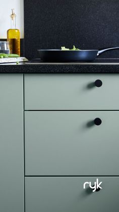 Passez au vert dans votre cuisine Ikea et Leroy Merlin ! Ombre Dresser, Kitchen Interior, Filing Cabinet, Merlin, Leroy Merlin, Dresser, Dream House, Green