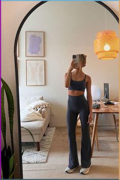 Flared Legging Outfit, Black Athleisure Outfits, Sporty Fall Outfits, Flare Leggings Outfit, Pilates Workout Clothes, Leggings Outfit Ideas, Athleisure Outfits Summer, Adrette Outfits, Pilates Clothes