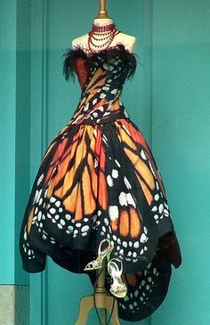 butterfly wing dress - Google Search Costume Designer, Couture Designers, Coral Dress, Butterfly Dress, Moda Vintage, Monarch Butterfly, Gorgeous Gowns, A Butterfly, Mode Inspiration