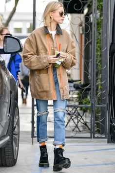 Normcore Style, Doc Martens Outfit, Amal Clooney, Outfit Trends, Hailey Baldwin, Mode Inspo, Look Vintage, 가을 패션, Hailey Bieber