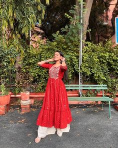 Photos Ideas In Indian Suit, Indian Simple Wedding Outfits, Indian Wear For Short Height Women, Simple Ethenic Wear, Plazo Kurti Photo Pose, Indian Wear For Diwali, Simple Traditional Outfits Indian Kurti, Poses On Kurti Plazo, Poses With Indian Outfit