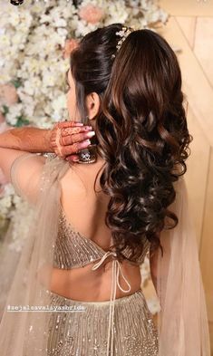 Reception Hair Ponytail, Traditional Hairstyles For Curly Hair, Hairstyles For Long Gown Indian, Hari Stayls Wedding, Poni Hairstyle For Wedding, Bridal Reception Hairstyle For Gown, Sangeet Hairstyles For Bride Long Hair, Wedding Party Ponytail, Sangeet Pony Hairstyle