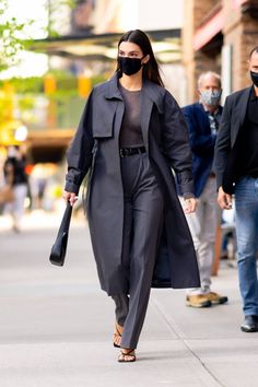 Devon Booker, Kendall Jenner Looks, Stile Kendall Jenner, Looks Hip Hop, Kendall Jenner Street Style, Play Basketball, Kendall Style, Grey Slacks, Kendall Jenner Outfits