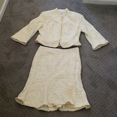 Nwt Sandra Darren - Cream Elegant Lace 2 Piece Suit With Small Botton On Front Of Jacket With Ruffle Detail, Slightly Bell Sleeves, Size 12 Chic Cream Fitted Sets, Cream Long Sleeve Fitted Sets, Cream Fitted Long Sleeve Sets, Cream Formal Sets For Spring, Formal Cream Sets For Spring, 2 Piece Suit, Cream Lace, Blazer Suit, 2 Piece